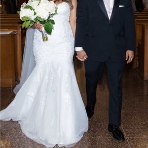 Gorgeous Oleg Cassini wedding gown in size 14